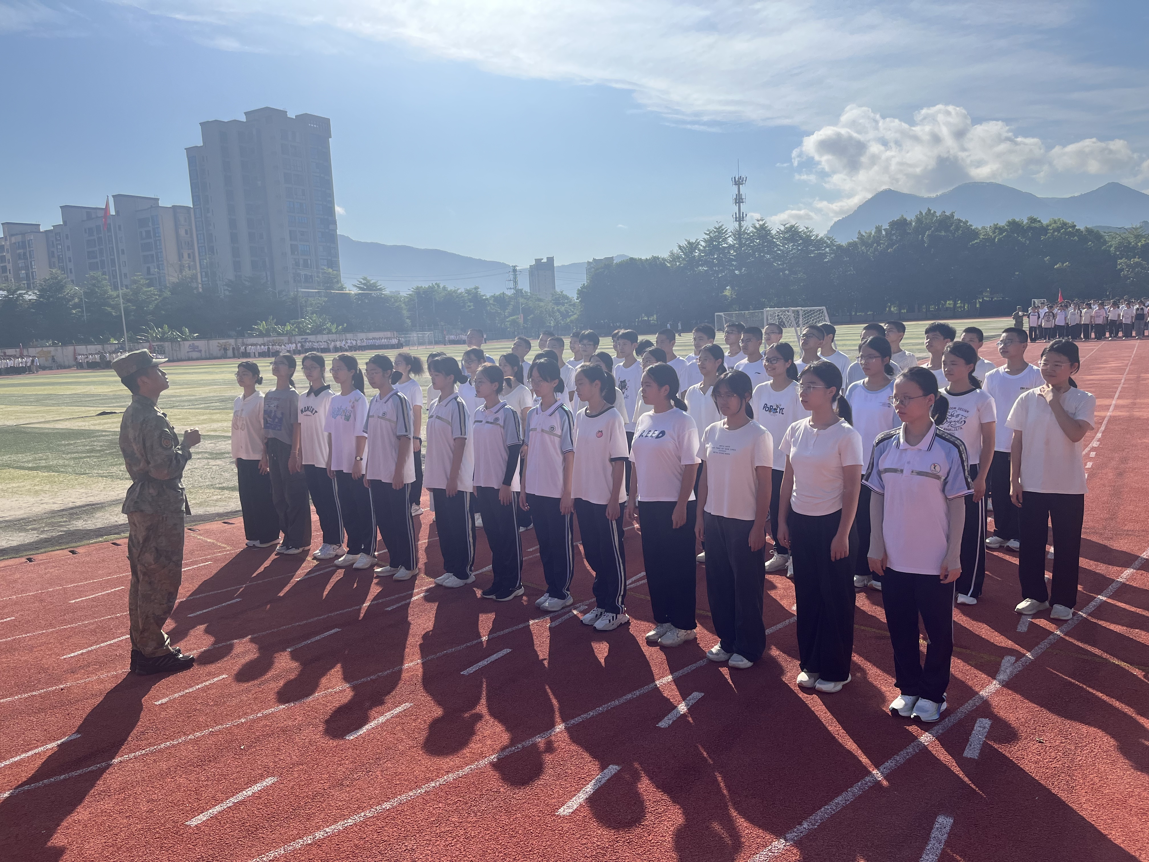 同学们在骄阳下训练